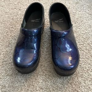 DANSKO closed back professional clogs - hibiscus patent 🤩Size 39 EUC